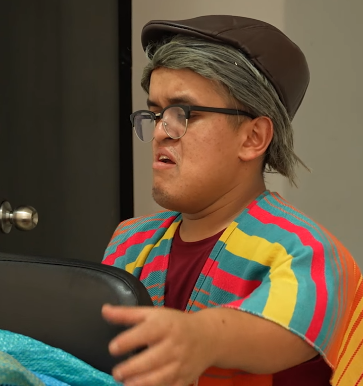 V1301113 Abuelito humilde entra a un banco, dice ser el dueño, todos se ríen y luego pasa esto part2