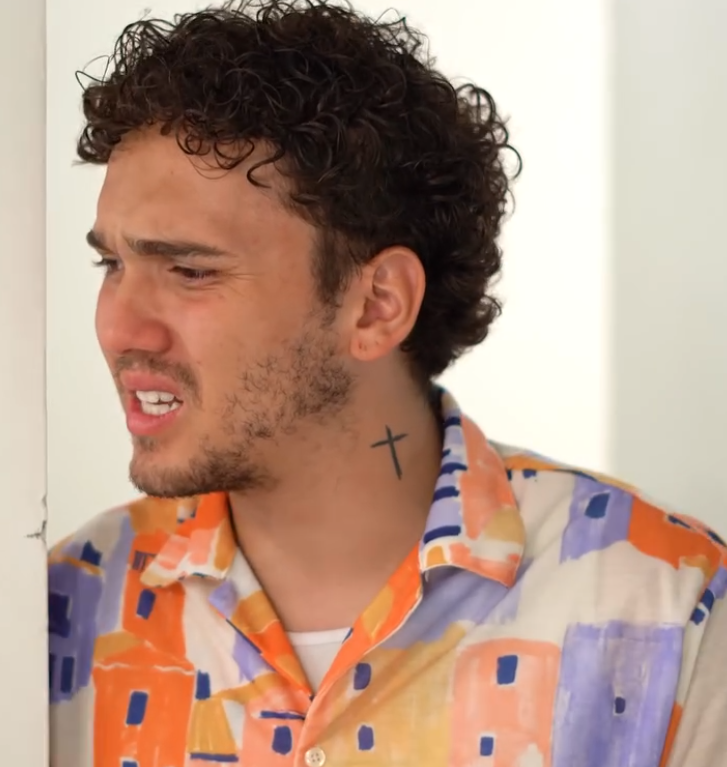 V2801119 Convirtieron en rey a este vagabundo después de menospreciado part2