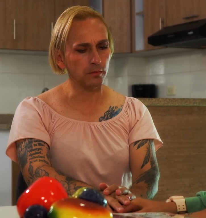 V2801229 Llevó a su madre en un ataúd para que este presente en su graduación part2