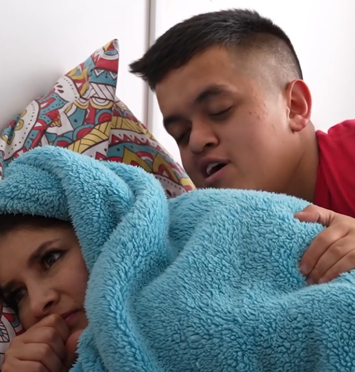 V1001108 Mi madre fingía ser yo para que pueda salir a divertirme part2