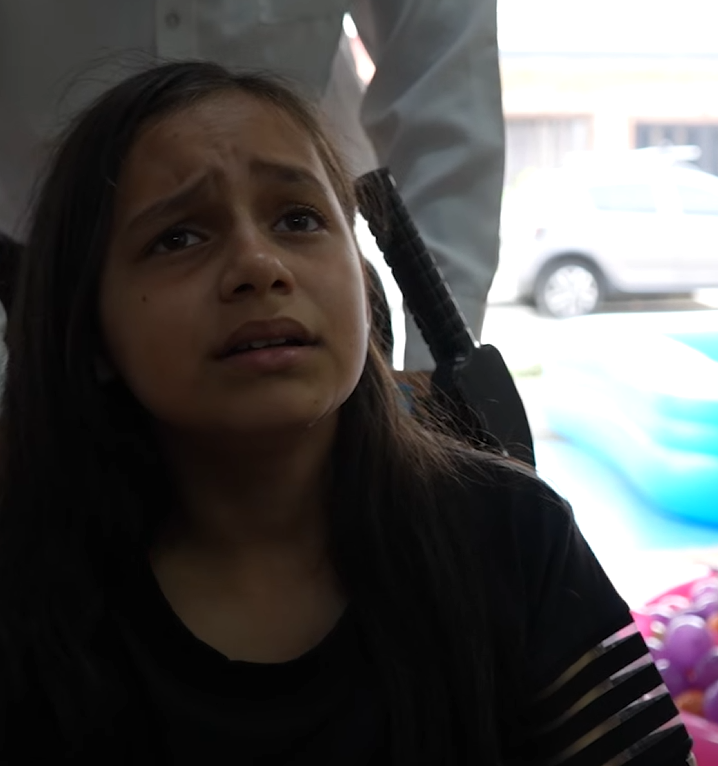 V1301123 Niño rechazaba a su hermanastra por la influencia de su mamá part2