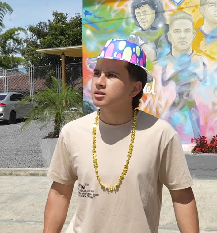 V1301125 Niegan entrada a anciana en un club sin saber que era la dueña part2