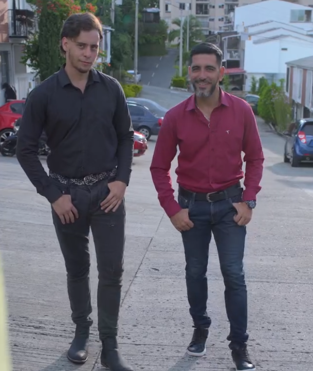 V2101057 Contrataron a dos mecánicos para fingir ser sus novios part2