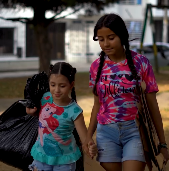 V2301008 Hermanitas salvaron a esta millonaria y recibieron una gran recompensa part2