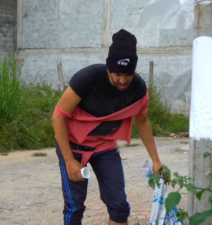 V2801134 Se quitó la ropa en la calle para que con este truco este mendigo se hiciera millonario part2