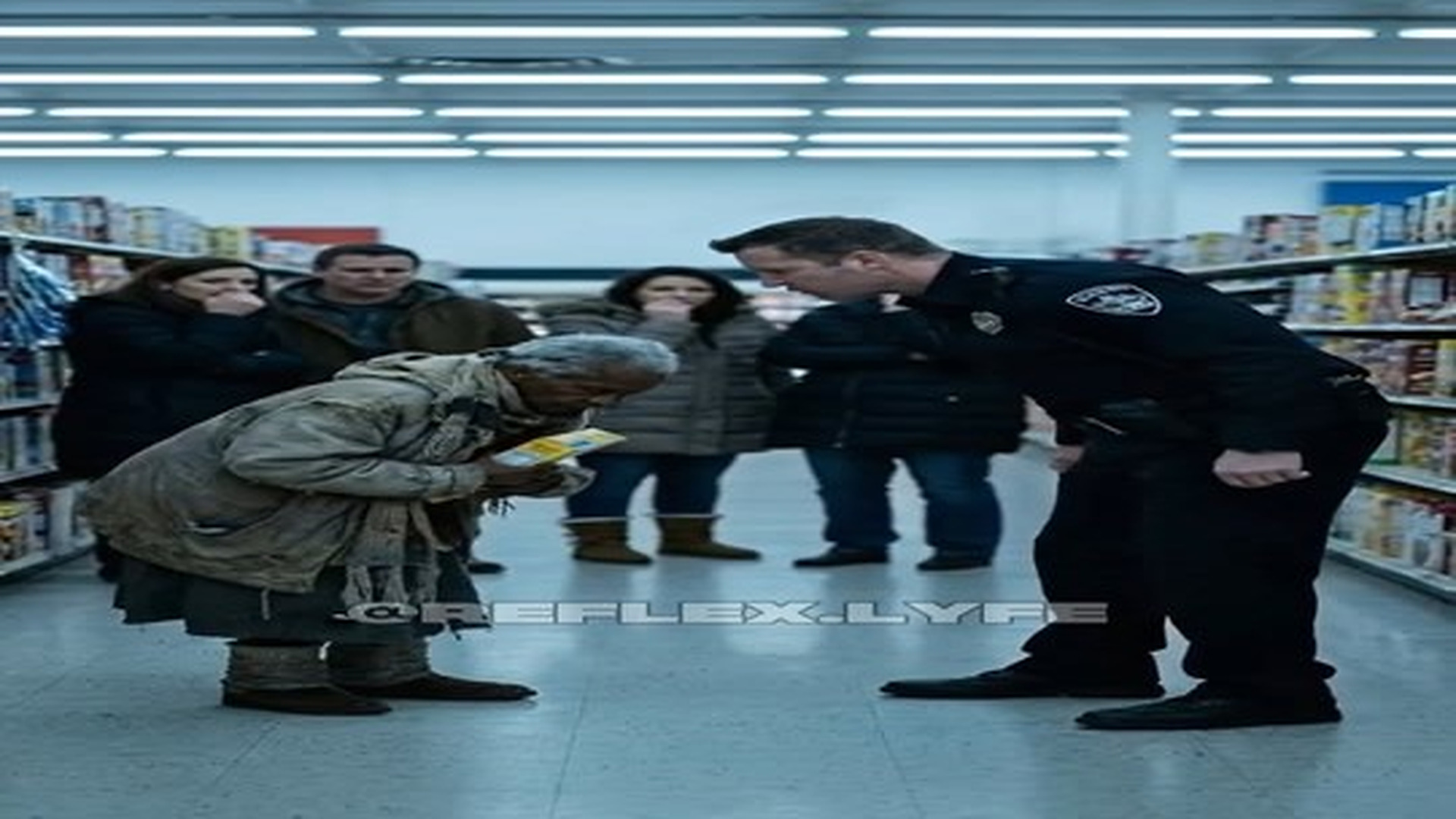 Parte 2 : V1206503 Ela só buscava algo para comer, mas o segurança impediu... Reflex.lyfe | Báo Online Buổi Sáng67