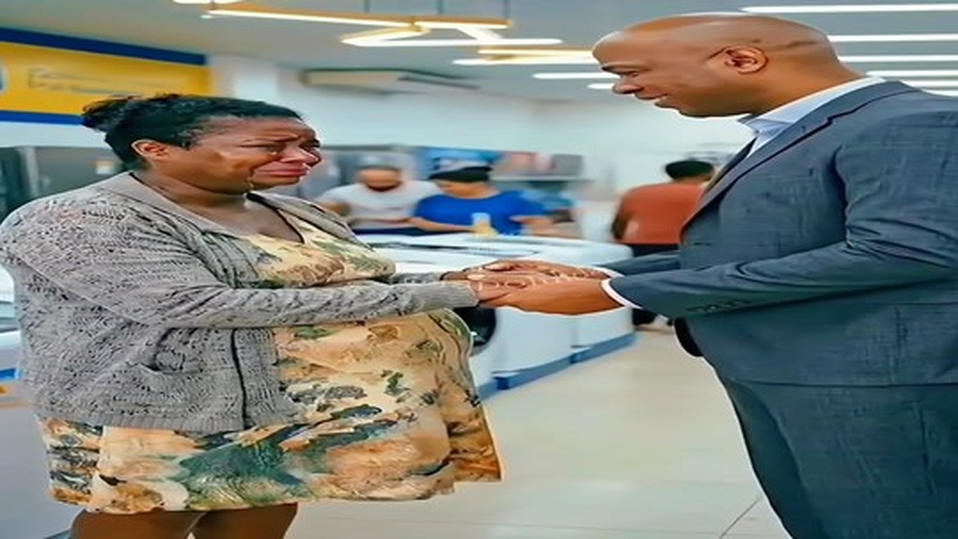 V1306609 foi humilhada por usar bolsa família na loja mas o dono apareceu e mud | Báo Online Buổi Sáng89