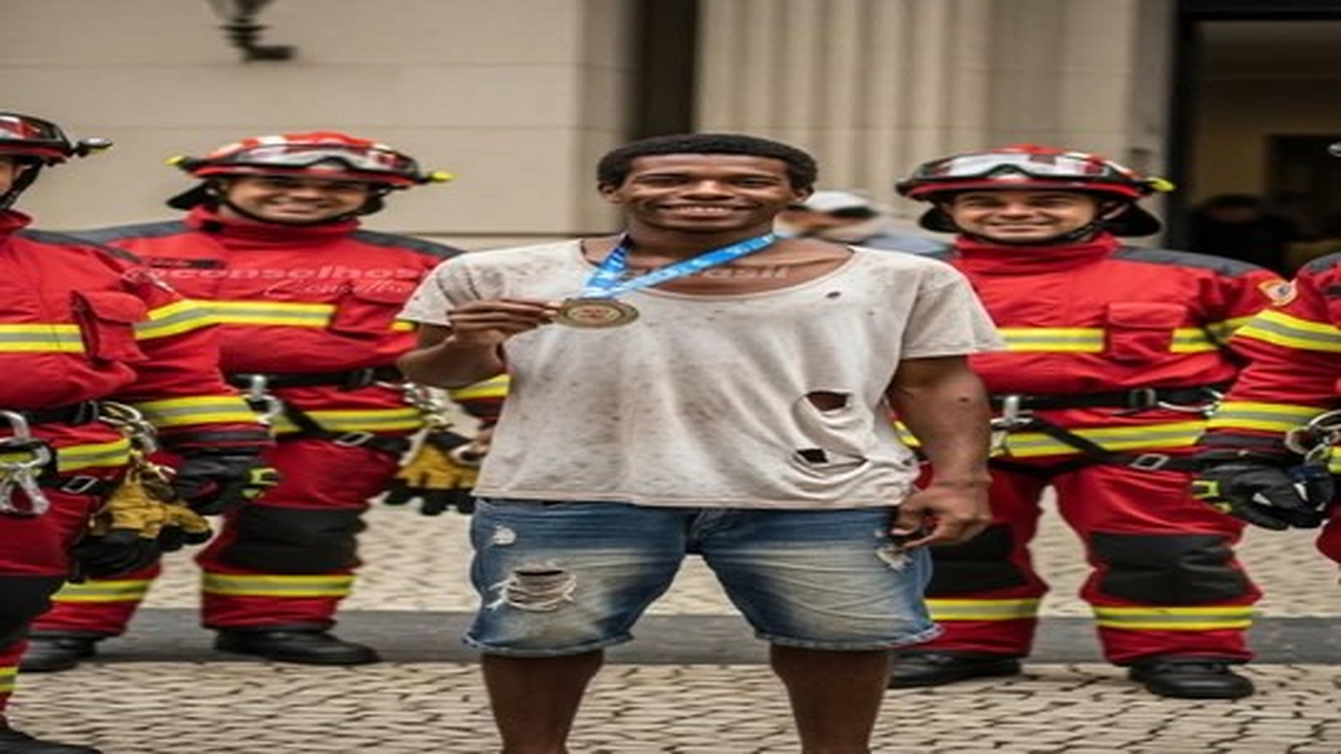 Parte 2 : V1406736_O herói das ruas entrou no prédio em chamas | Cheater Watch USA