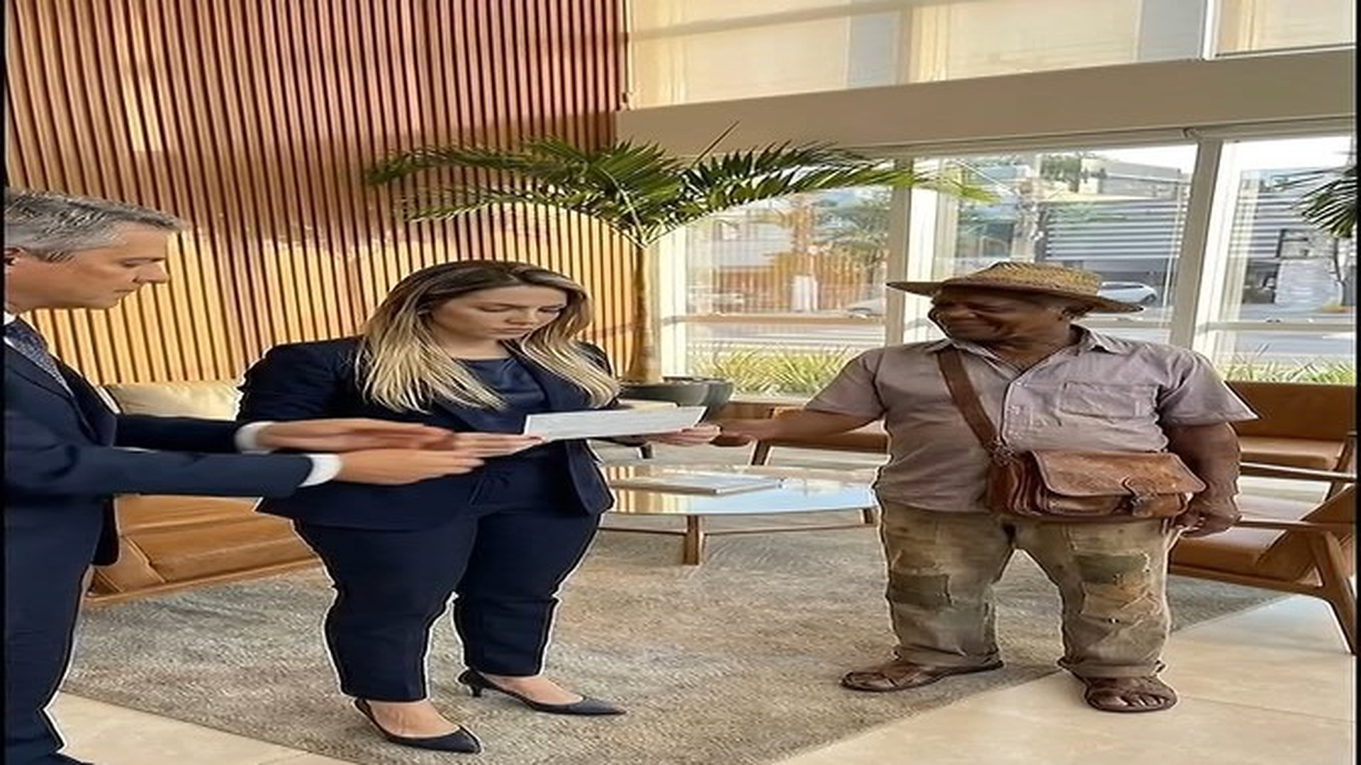 Parte 2 : V1607350 Riram do Homem de Sandália, Mas Descobriram Quem Ele Realmente Era #NaoJulgue #DramaBrasil #PlotTwist #BrasilViral | Cheater Watch USA